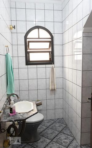 Casa para alugar com 248m², 3 quartos e 3 vagasLavabo