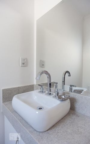 Casa à venda com 270m², 4 quartos e 8 vagasBanheiro da suíte 1