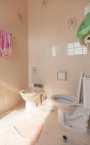 Casa à venda com 270m², 4 quartos e 8 vagasBanheiro da suíte 2