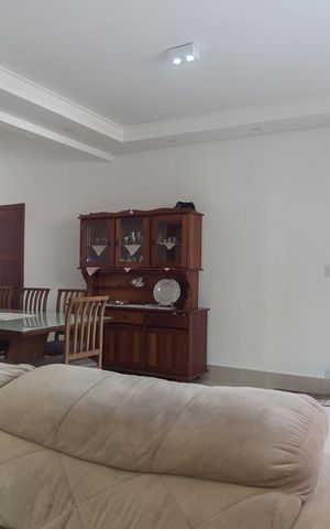Casa à venda com 270m², 4 quartos e 8 vagasSala