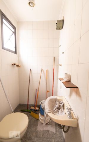 Apartamento à venda com 346m², 4 quartos e 4 vagas Apartamento à venda com 346m², 4 quartos e 4 vagasBanheiro de Serviço