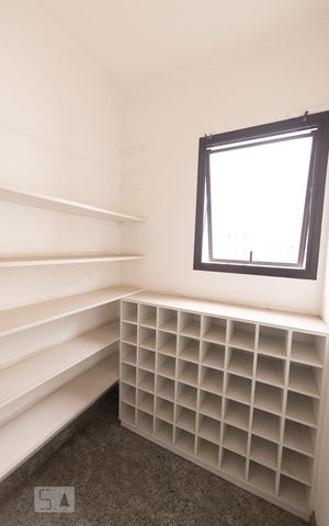 Apartamento à venda com 346m², 4 quartos e 4 vagas Apartamento à venda com 346m², 4 quartos e 4 vagasDespensa