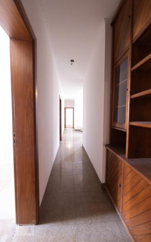 Apartamento à venda com 346m², 4 quartos e 4 vagas Apartamento à venda com 346m², 4 quartos e 4 vagasCorredor Acesso aos Quartos