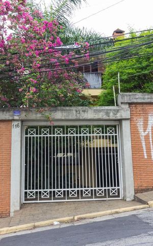 Casa para alugar com 545m², 5 quartos e 6 vagasFachada