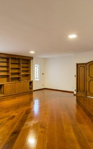 Casa à venda com 350m², 3 quartos e 3 vagas Casa à venda com 350m², 3 quartos e 3 vagasSala