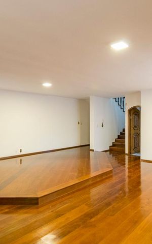 Casa à venda com 350m², 3 quartos e 3 vagas Casa à venda com 350m², 3 quartos e 3 vagasSala