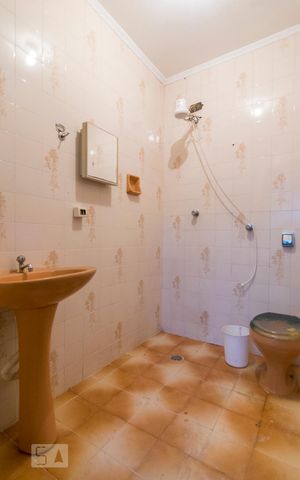 Casa à venda com 350m², 3 quartos e 3 vagas Casa à venda com 350m², 3 quartos e 3 vagasBanheiro de Serviço