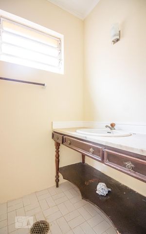 Casa à venda com 300m², 4 quartos e 4 vagas Casa à venda com 300m², 4 quartos e 4 vagasLavabo