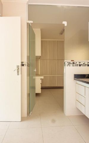 Casa à venda com 300m², 4 quartos e 4 vagas Casa à venda com 300m², 4 quartos e 4 vagasCozinha