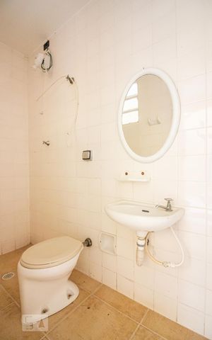 Casa à venda com 300m², 4 quartos e 4 vagas Casa à venda com 300m², 4 quartos e 4 vagasBanheiro de Serviço