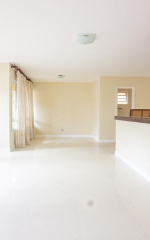 Casa à venda com 300m², 4 quartos e 4 vagas Casa à venda com 300m², 4 quartos e 4 vagasSala