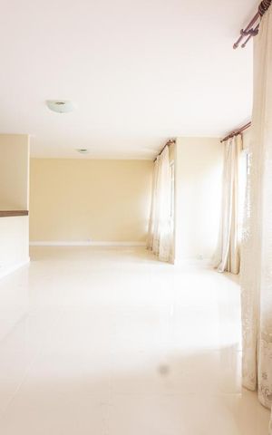 Casa à venda com 300m², 4 quartos e 4 vagas Casa à venda com 300m², 4 quartos e 4 vagasSala