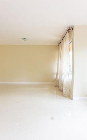 Casa à venda com 300m², 4 quartos e 4 vagas Casa à venda com 300m², 4 quartos e 4 vagasSala