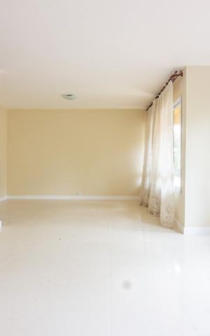 Casa à venda com 300m², 4 quartos e 4 vagas Casa à venda com 300m², 4 quartos e 4 vagasSala