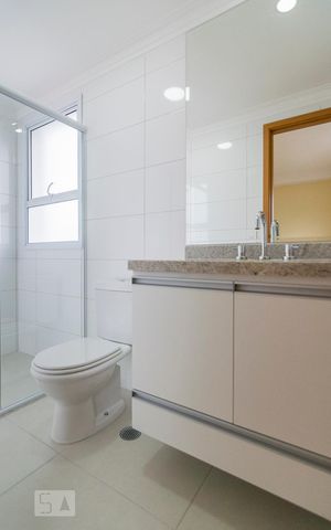 Apartamento para alugar com 83m², 2 quartos e 2 vagas Apartamento para alugar com 83m², 2 quartos e 2 vagasBanheiro da Suite