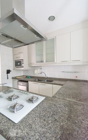 Casa de condomínio à venda com 433m², 4 quartos e 5 vagas Casa de condomínio à venda com 433m², 4 quartos e 5 vagasCozinha