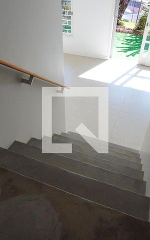 Casa à venda com 220m², 4 quartos e 3 vagasEscada para primeiro andar