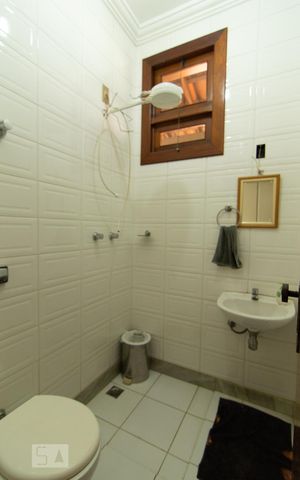 Casa à venda com 390m², 4 quartos e 4 vagas Casa à venda com 390m², 4 quartos e 4 vagasBanheiro de Serviço