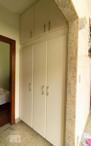 Casa à venda com 390m², 4 quartos e 4 vagas Casa à venda com 390m², 4 quartos e 4 vagasArmários Serviço