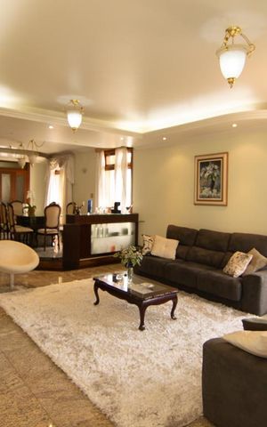 Casa à venda com 390m², 4 quartos e 4 vagas Casa à venda com 390m², 4 quartos e 4 vagasSala de Estar