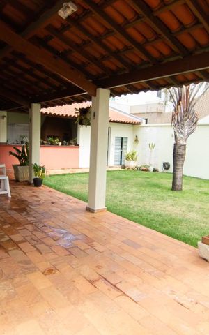 Casa à venda com 390m², 4 quartos e 4 vagas Casa à venda com 390m², 4 quartos e 4 vagasÁrea Externa de trás
