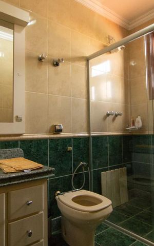 Casa à venda com 390m², 4 quartos e 4 vagas Casa à venda com 390m², 4 quartos e 4 vagasBanheiro da Suíte 2