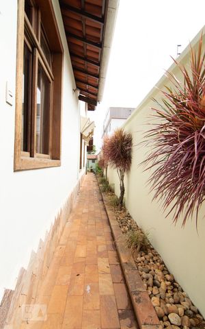 Casa à venda com 390m², 4 quartos e 4 vagas Casa à venda com 390m², 4 quartos e 4 vagasCorredor externo