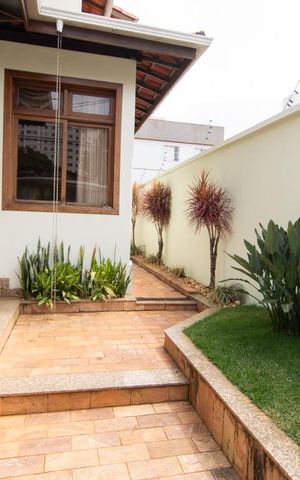 Casa à venda com 390m², 4 quartos e 4 vagas Casa à venda com 390m², 4 quartos e 4 vagasEntrada da casa