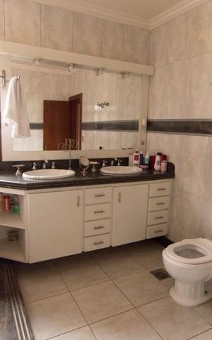 Casa à venda com 390m², 4 quartos e 4 vagas Casa à venda com 390m², 4 quartos e 4 vagasBanheiro da Suíte
