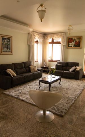 Casa à venda com 390m², 4 quartos e 4 vagas Casa à venda com 390m², 4 quartos e 4 vagasSala de Estar