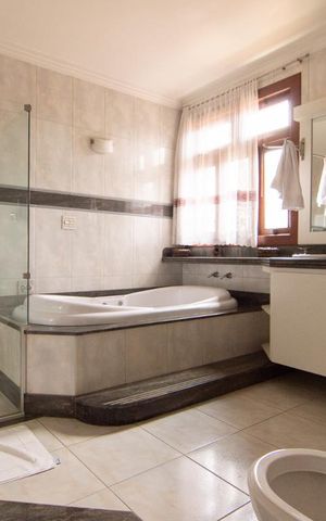 Casa à venda com 390m², 4 quartos e 4 vagas Casa à venda com 390m², 4 quartos e 4 vagasBanheiro da Suíte