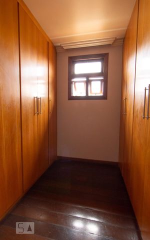 Casa à venda com 390m², 4 quartos e 4 vagas Casa à venda com 390m², 4 quartos e 4 vagasCloset do quarto
