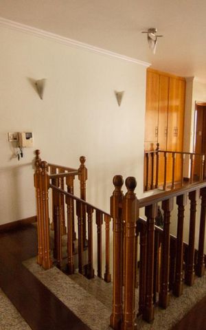 Casa à venda com 390m², 4 quartos e 4 vagas Casa à venda com 390m², 4 quartos e 4 vagasCorredor