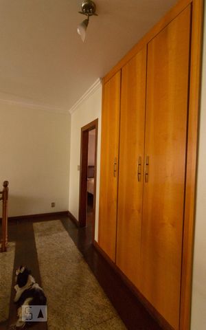 Casa à venda com 390m², 4 quartos e 4 vagas Casa à venda com 390m², 4 quartos e 4 vagasCorredor