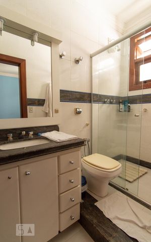 Casa à venda com 390m², 4 quartos e 4 vagas Casa à venda com 390m², 4 quartos e 4 vagasBanheiro da Suíte 1