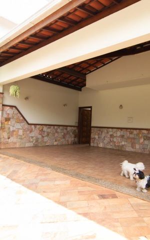 Casa à venda com 390m², 4 quartos e 4 vagas Casa à venda com 390m², 4 quartos e 4 vagasGaragem
