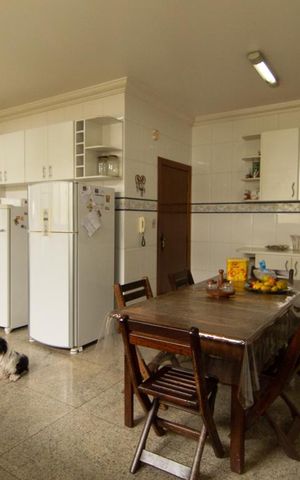 Casa à venda com 390m², 4 quartos e 4 vagas Casa à venda com 390m², 4 quartos e 4 vagasCozinha