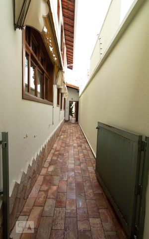 Casa à venda com 390m², 4 quartos e 4 vagas Casa à venda com 390m², 4 quartos e 4 vagasCorredor externo