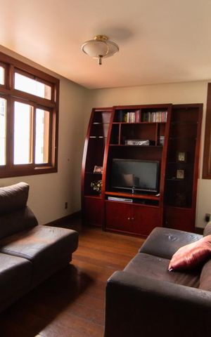 Casa à venda com 390m², 4 quartos e 4 vagas Casa à venda com 390m², 4 quartos e 4 vagasSala