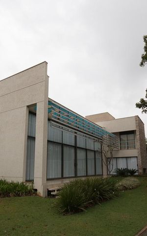 Casa de condomínio à venda com 300m², 4 quartos e 6 vagas Casa de condomínio à venda com 300m², 4 quartos e 6 vagasFachada