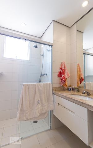 Apartamento à venda com 210m², 3 quartos e 4 vagasBanheiro da Suíte 1