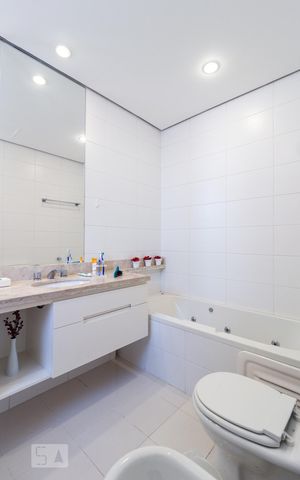 Apartamento à venda com 210m², 3 quartos e 4 vagasBanheiro da Suíte 1