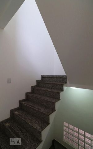 Casa de condomínio à venda com 480m², 3 quartos e 3 vagasEscada