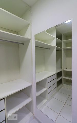 Casa de condomínio à venda com 480m², 3 quartos e 3 vagasCloset da suíte 2