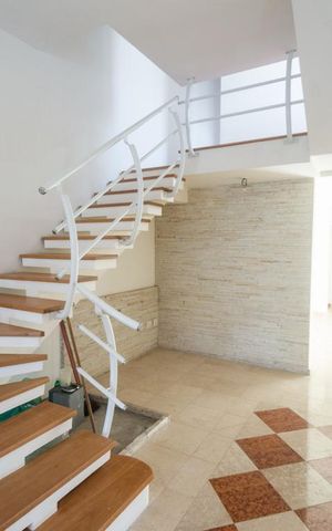 Casa à venda com 300m², 4 quartos e 8 vagas Casa à venda com 300m², 4 quartos e 8 vagasEscada
