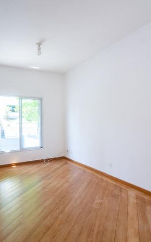 Casa à venda com 300m², 4 quartos e 8 vagas Casa à venda com 300m², 4 quartos e 8 vagasSala de Estar