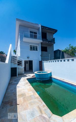 Casa à venda com 300m², 4 quartos e 8 vagas Casa à venda com 300m², 4 quartos e 8 vagasPiscina