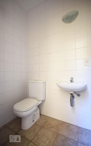 Casa de condomínio à venda com 456m², 3 quartos e 4 vagas Casa de condomínio à venda com 456m², 3 quartos e 4 vagasBanheiro de Serviço 1
