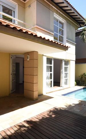 Casa de condomínio à venda com 456m², 3 quartos e 4 vagas Casa de condomínio à venda com 456m², 3 quartos e 4 vagasFundos da Casa