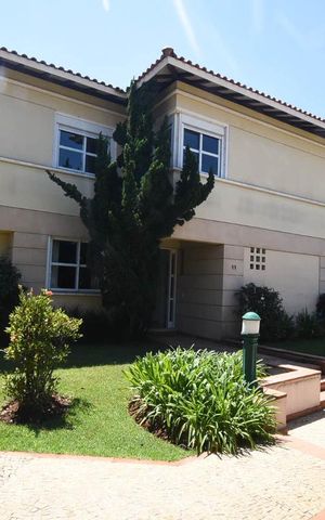Casa de condomínio à venda com 456m², 3 quartos e 4 vagas Casa de condomínio à venda com 456m², 3 quartos e 4 vagasFachada